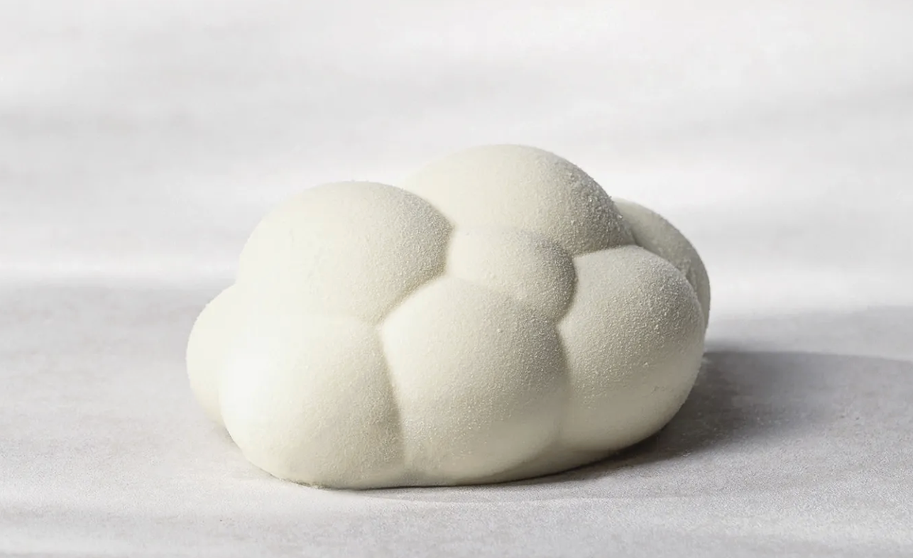 Valguse ja varjuga mänglev ümar, orgaaniline vorm illustreerimaks Pantone 2026 aastavärvi nüansirikkust